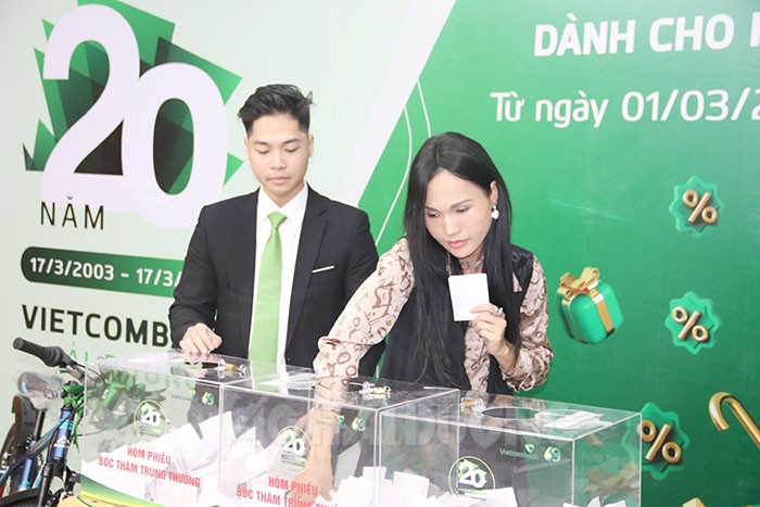 Vietcombank Hải Dương trao thưởng cho 20 khách hàng may mắn